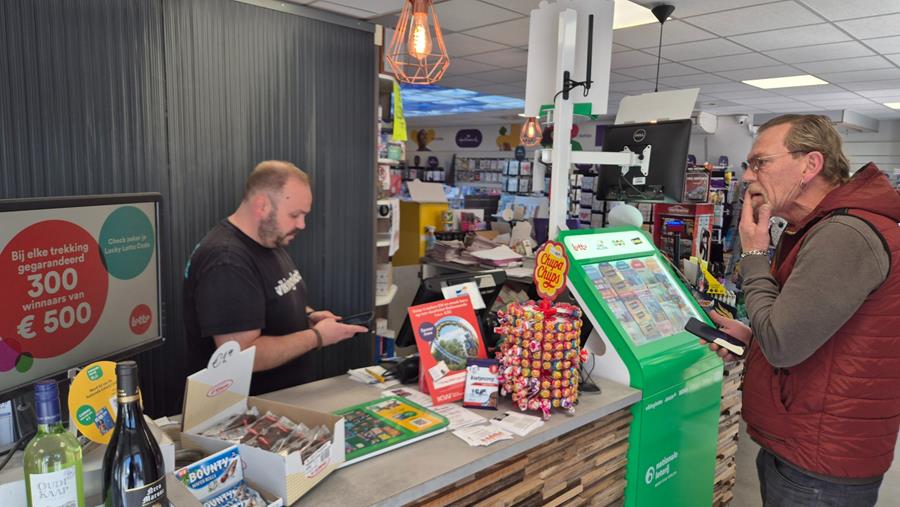 Drie krantenwinkeliers over displayban