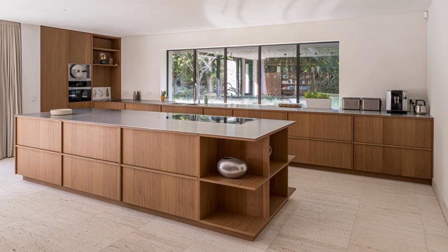 Waar warme houttonen en koel inox elkaar versterken