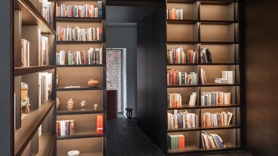 Une bibliothèque avec une porte cachée, un tour de force technique